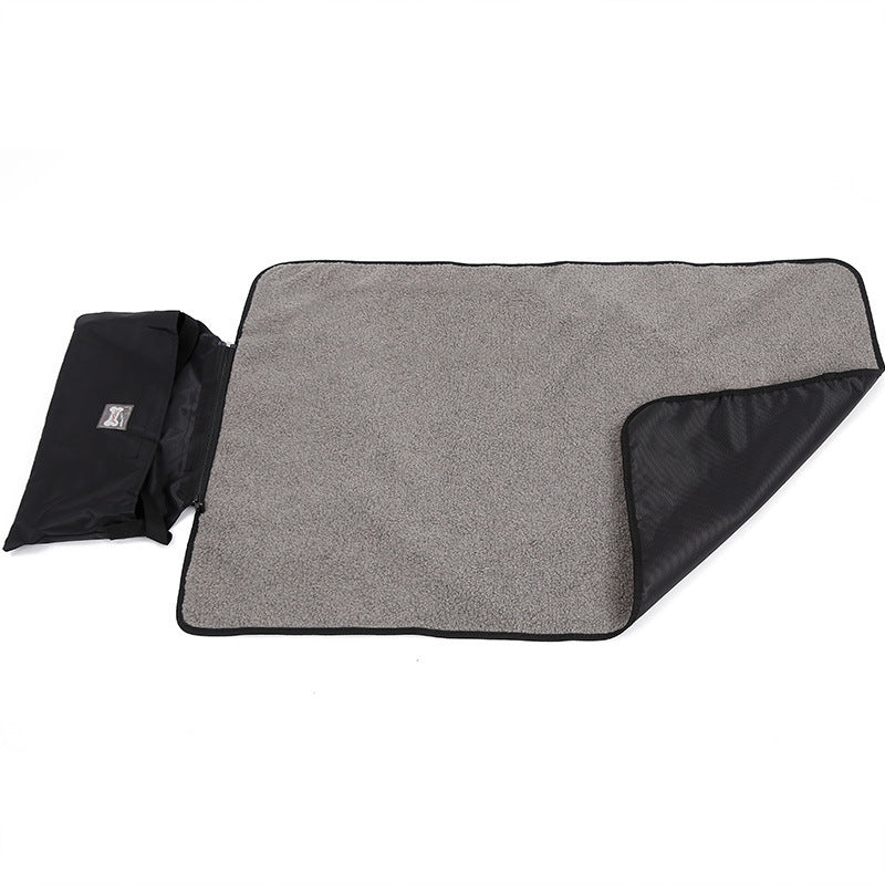 Portable Outdoor Pet Blanket – Waterproof & Warm Travel Mat