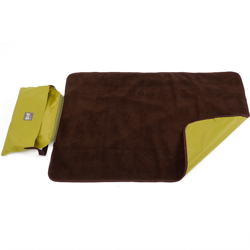 Portable Outdoor Pet Blanket – Waterproof & Warm Travel Mat