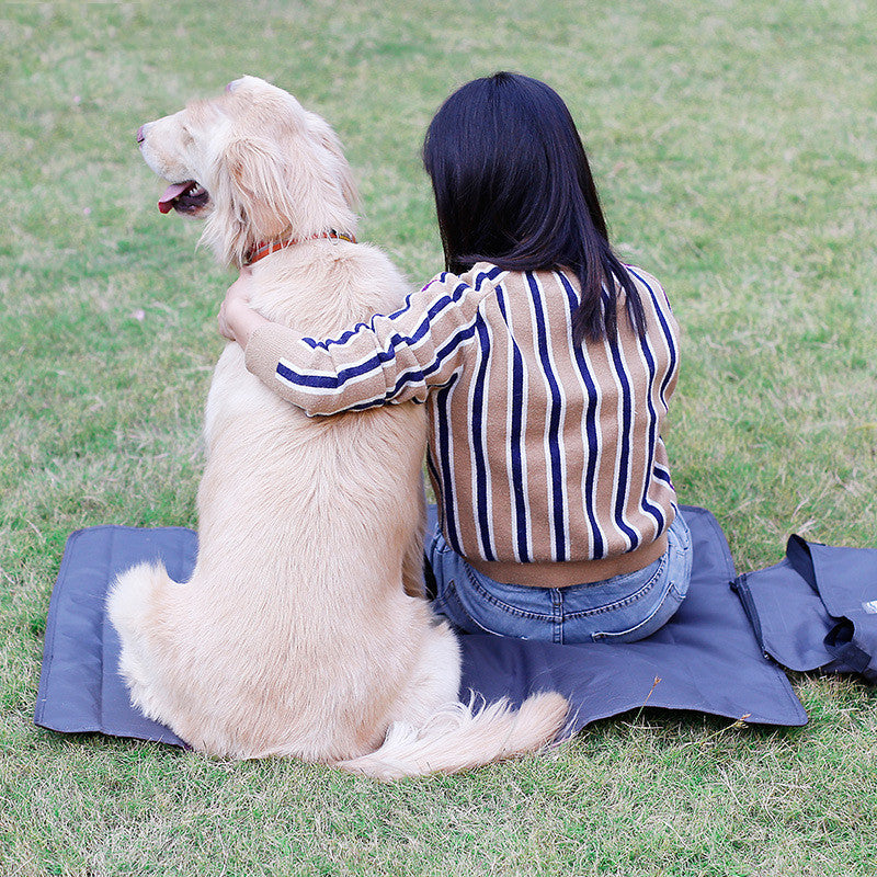 Portable Outdoor Pet Blanket – Waterproof & Warm Travel Mat